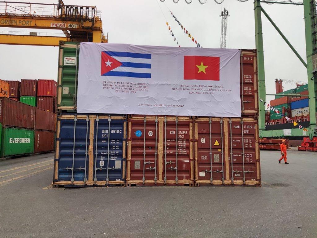 VIỆT NAM TRAO TẶNG NHÂN DÂN CUBA 5000 TẤN GẠO